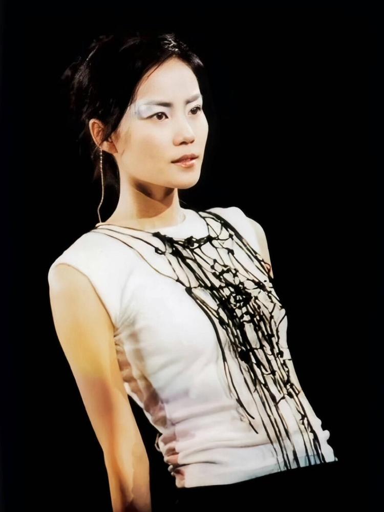 骂香奈儿9万3的空气鞋是智商税？我告诉你，你连被收税的资格都没有。这根本就不