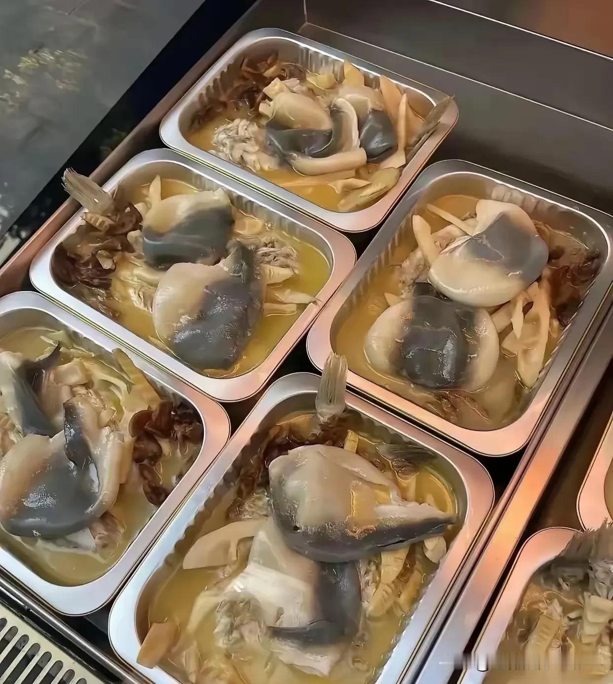 不懂就问，这是一道什么菜啊？看上去像是一条鱼。
