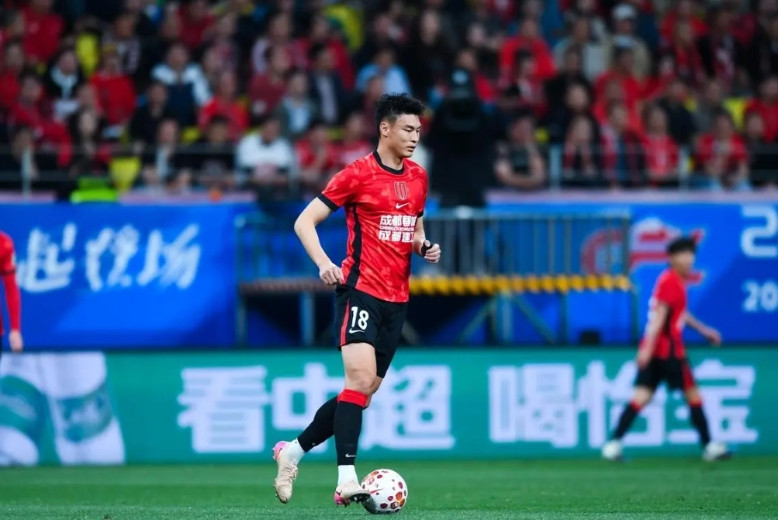 韩鹏飞本赛季受到的待遇，与上赛季相比是天壤之别……上赛季，韩鹏飞顶着国脚的光