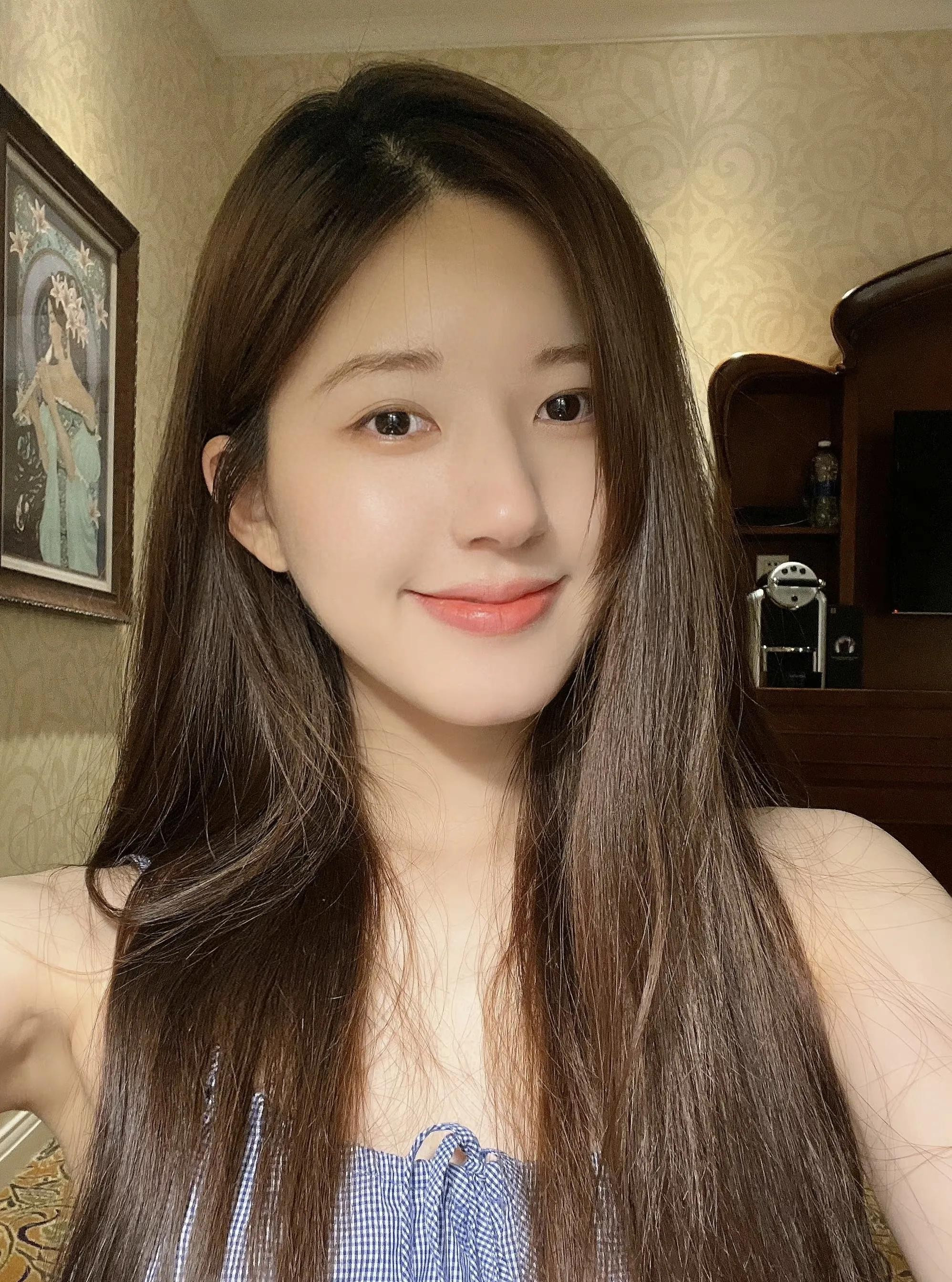 女明星赵露思写真集：秀丽清纯、巧笑倩兮