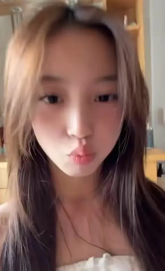 赵薇女儿小四月近照曝光，就读瑞士学校，美貌继承妈妈基因！
