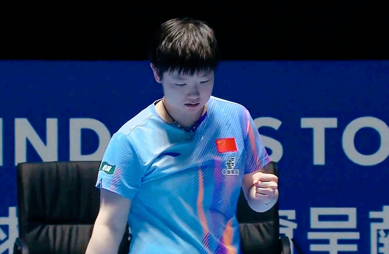 孙颖莎一个擦边球，王曼昱怕裁判没看到，赶快用手指一下。前五局孙颖莎3: