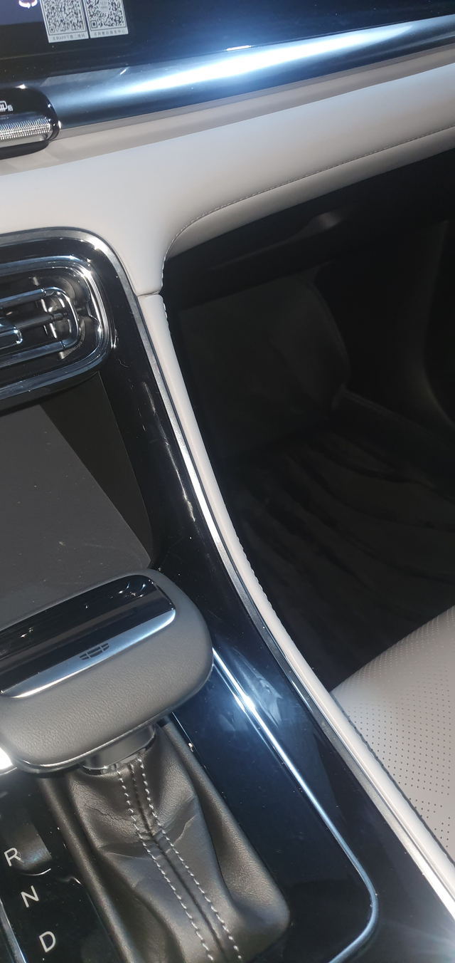 刚提车请教一下五代副驾旁边这玩意是啥