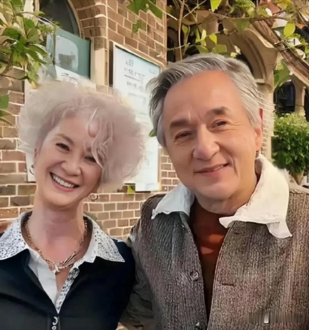 天呐！乍一看以为是一对老夫妻呢！成龙满头白发，满脸皱纹，苍老的快认不出来了。左边