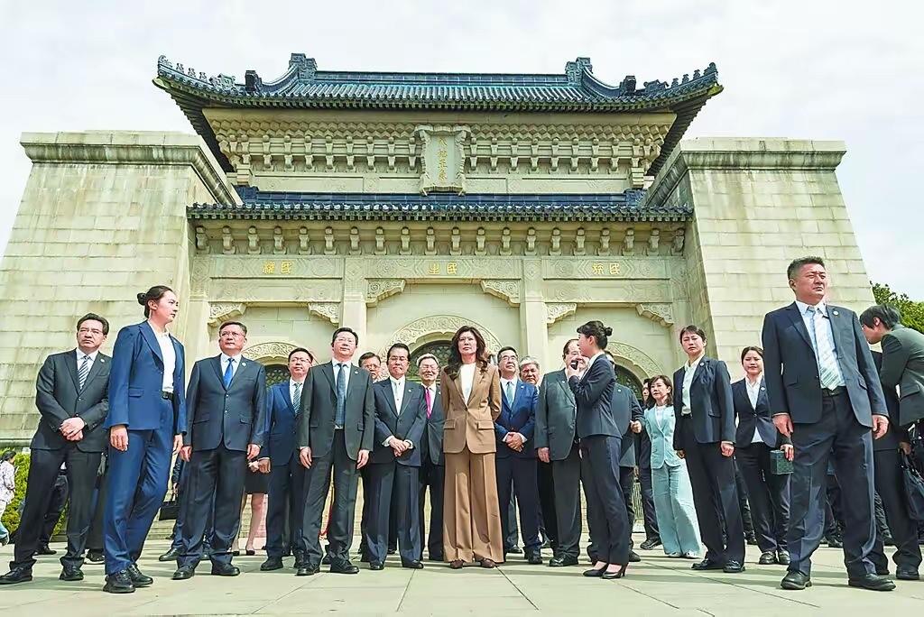 台湾作家雁默今日发文写道：“无论喜欢不喜欢郑丽文与她的路线，都难以否认其抗压性远