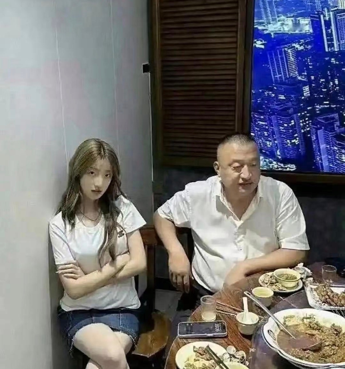 这基因也太强大了，父女俩长得一模一样