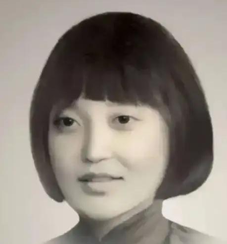 1928年9月，因叛徒出卖，她被捕了。次年3月，她自己咬断脐带，在狱中生下孩子。