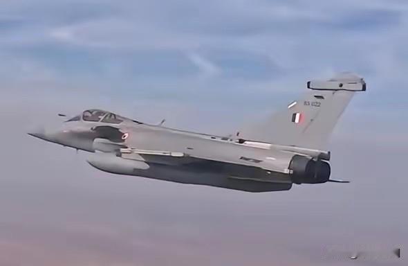 被击落的印度战机，复活了。1月26日在印度的阅兵仪式上，多架印度阵风战机从空中