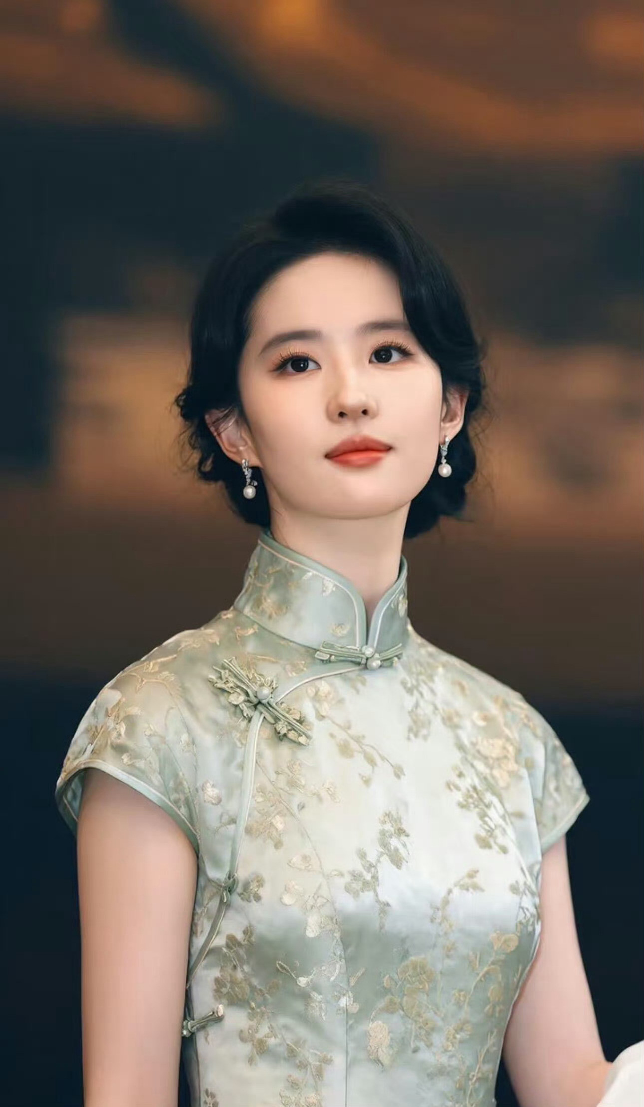 刘亦菲一袭旗袍，气质如兰！​​​