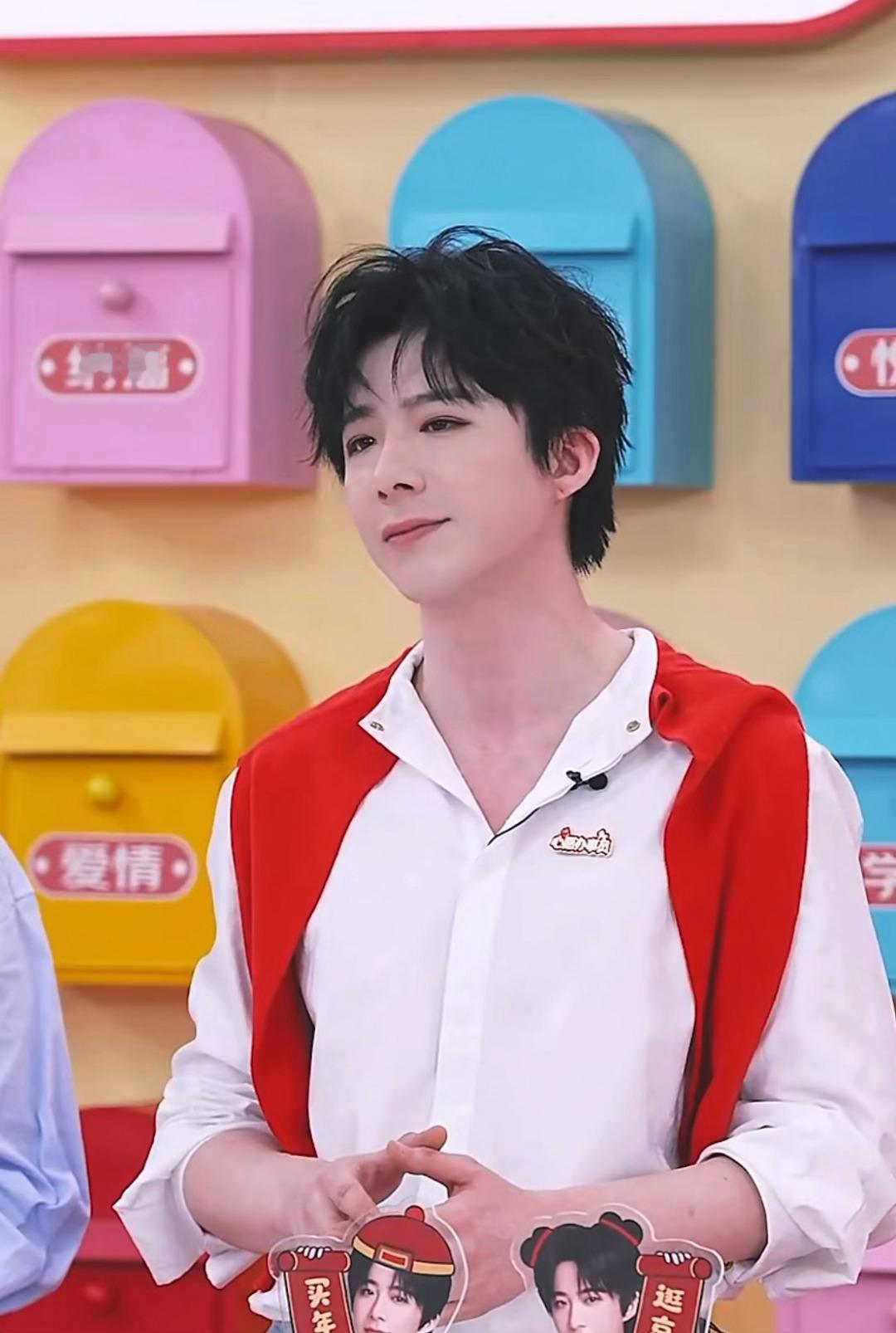 刘宇宁给写信的粉丝清唱了《奉上》“因为你是《一念关山》认识的我，那就唱《奉上》吧