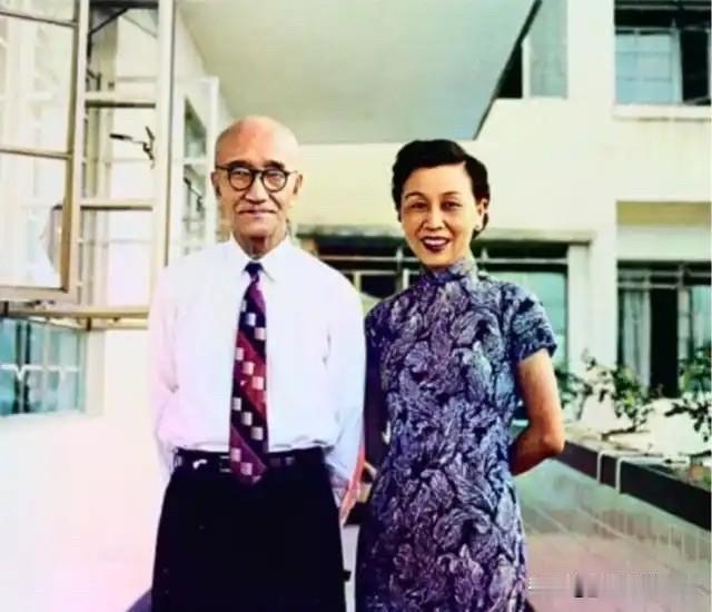 章士钊三位夫人中，章士钊一生偏爱三夫人殷夫人。新中国成立后，殷夫人不肯随章士钊到