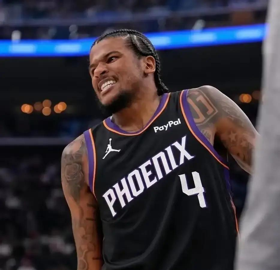 杜兰特又砍了30分，太阳却输给了缺兵少将的对手。布克在更衣室摔了毛巾。问题不