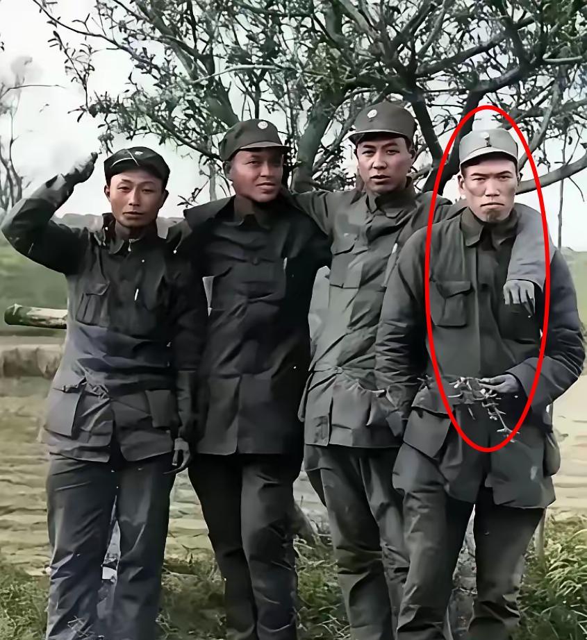 下图是梁兴初与战友们的合影，照片中的梁兴初一脸杀气，这种杀气是多年战场厮杀历练出