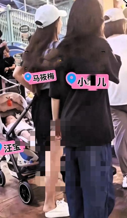 环球影城偶遇汪小菲一家，玥儿的举动戳破所有流言很多人一直觉得重组家庭隔阂深
