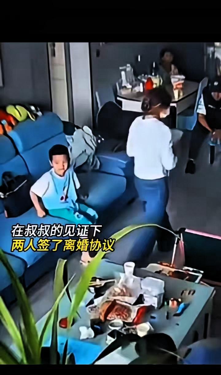 妻子婚内出轨，拿刀逼迫丈夫离婚。老公劝她为了两个孩子不要轻易离婚，女人根本听不进