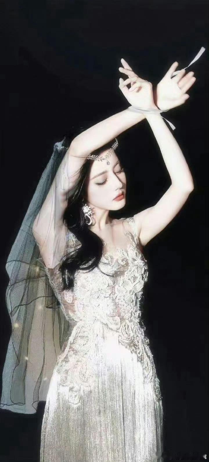 迪丽热巴不愧为纯天然绝世大美女，看一遍美神的脸，一整个月都会有好心情！