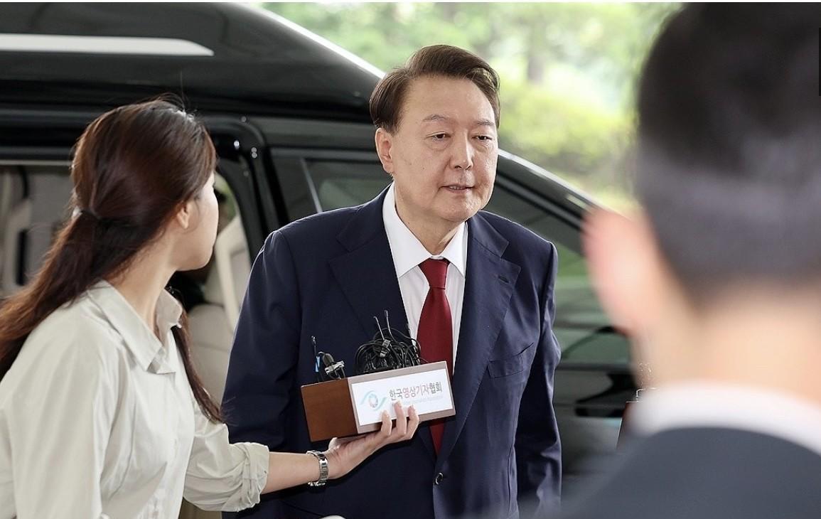 快讯韩国前总统尹锡悦以嫌疑人身份，于28上午9点55分左右乘车抵达首尔高等检察厅