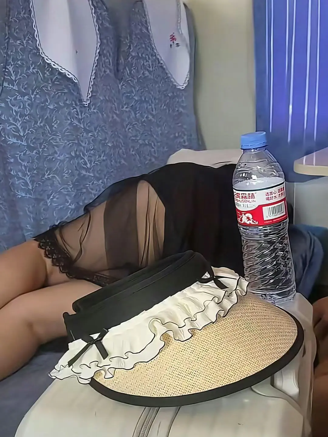 坐火车遇到这种情况，把我的座占了，我该不该叫醒她啊？