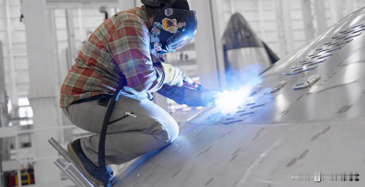 走进spaceX的星舰工厂，看看这些正在焊接不锈钢火箭外壳的工人，有穿衬衫的，