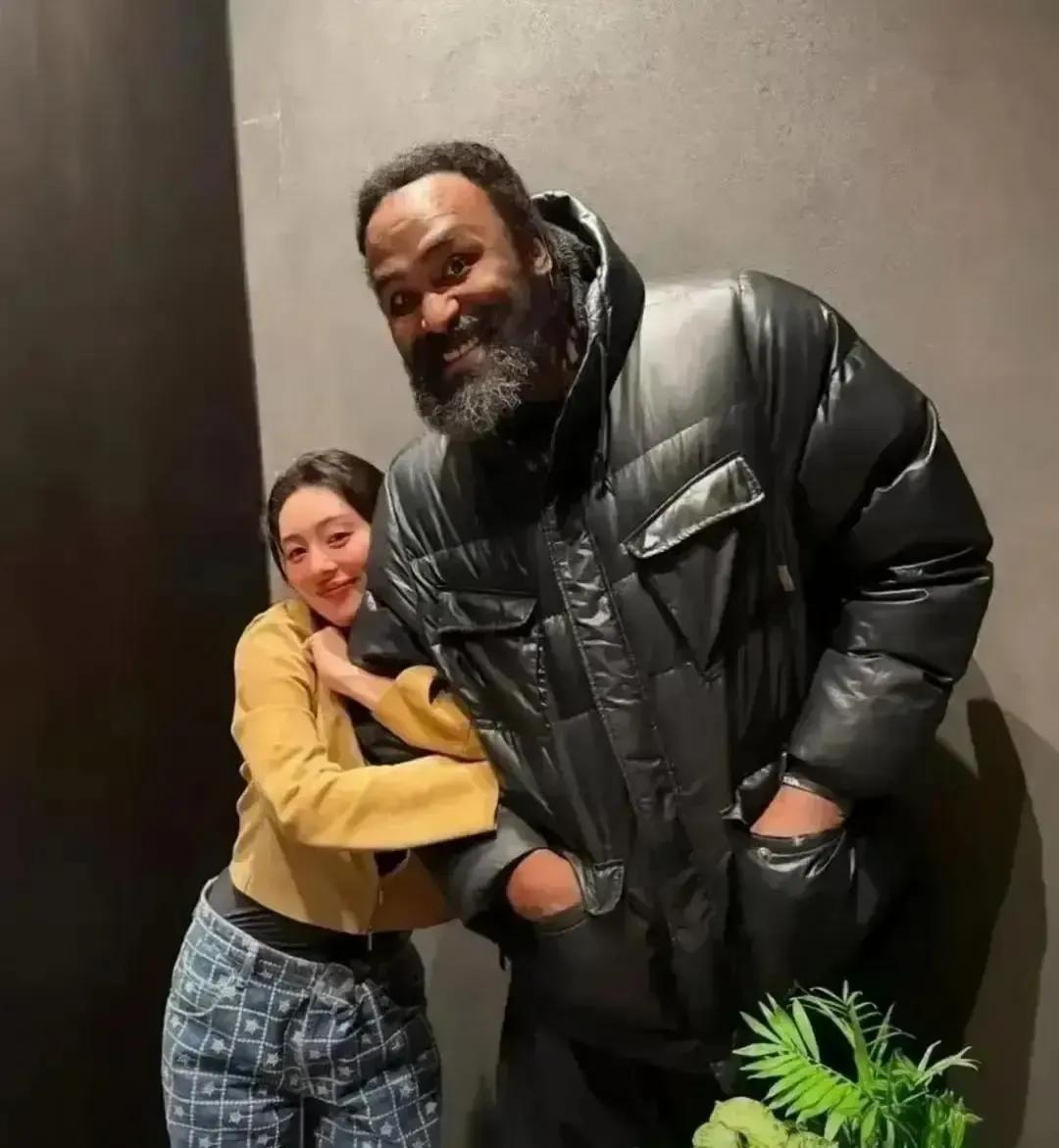 江南姑娘搂着黑人男友的腰在路灯下晃，我刷到视频时正在吃夜宵，筷子差点掉地上。画