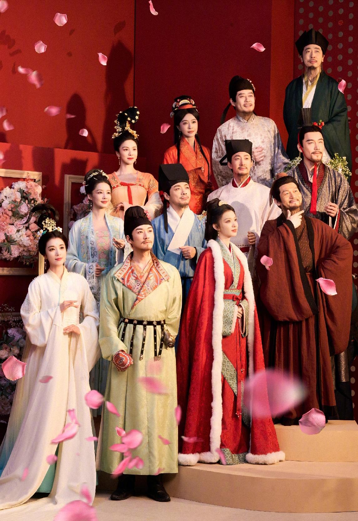 今年的春晚，给人的感觉，就是高配版的星光大赏和尖叫之夜。每个节目都是七八十来