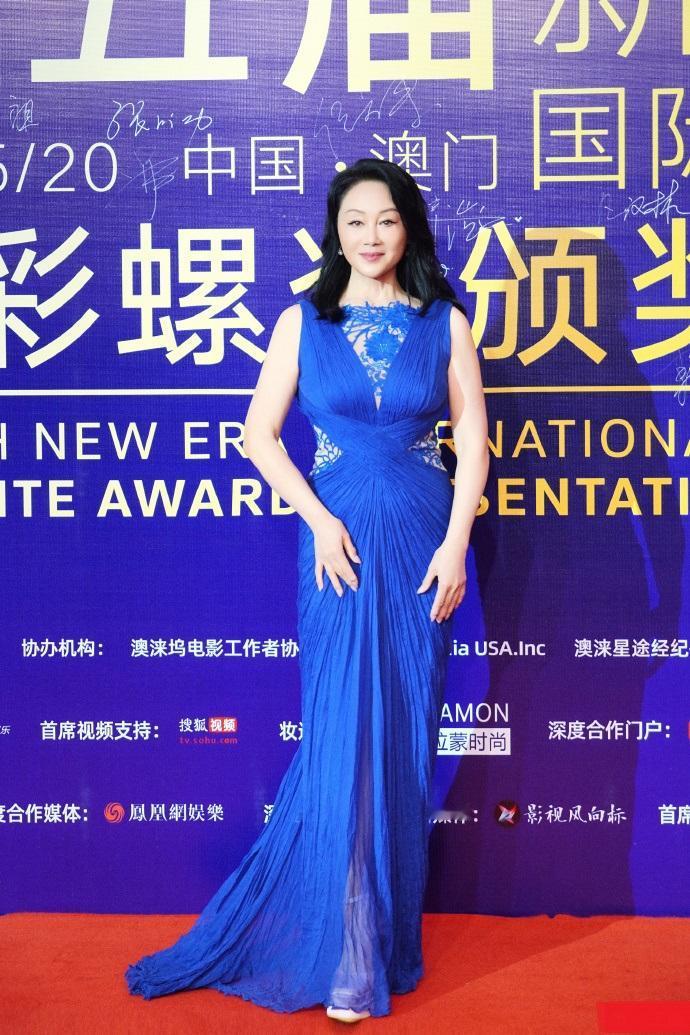 最近王姬在澳门出席第五届新时代国际电视节，她这回穿了一件蓝色的裙子，看起来年轻又