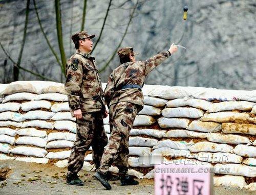 军械话题：木柄手榴弹拉弦投出后，还能捡着扔回去吗？实践证明，躲是最佳选择！当