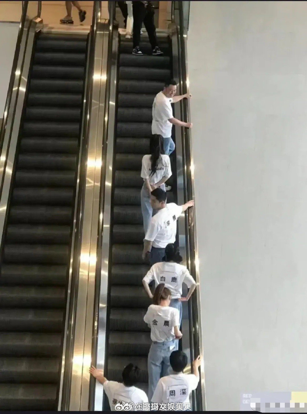 《奔跑吧》这张图真的好绝！男的都扶把手了，女的没扶，两个字的站右边，三个字的站左