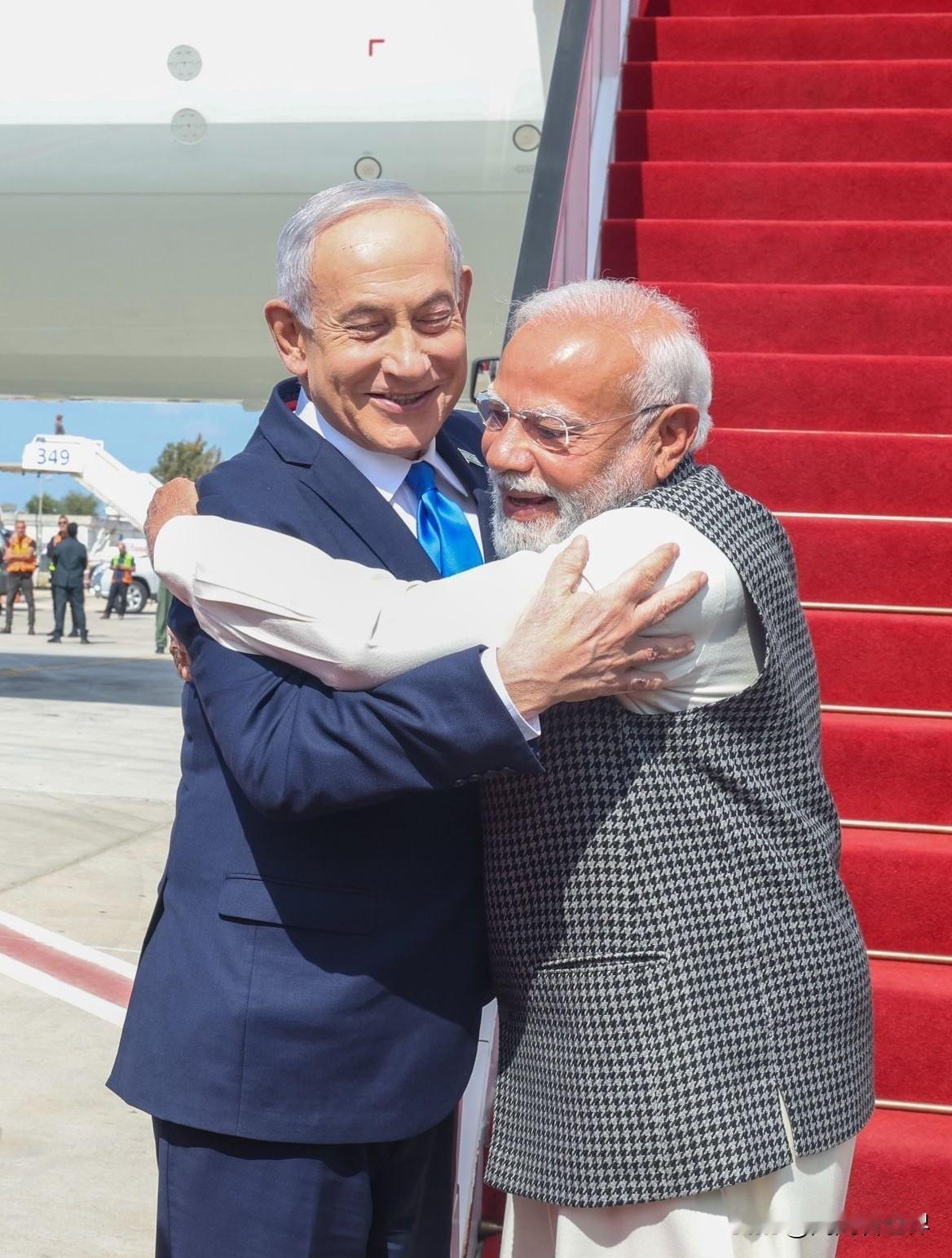 哎哟我去，笑死我了！莫迪认亲，特朗普直接翻脸加税笑不活了！莫迪跑去以色列演