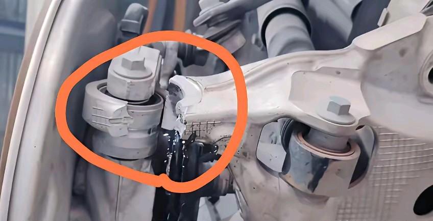 绷不住了，现在车企吹铝合金，都快吹成“车界神仙水”了。好像你不用铝合金，你这车就