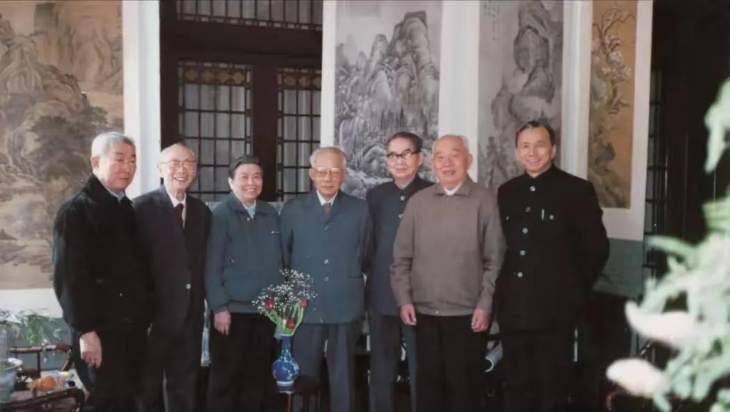 1989年，时任上海市委书记陈国栋同志（左一）与时任上海市政协副主席刘靖基同志（