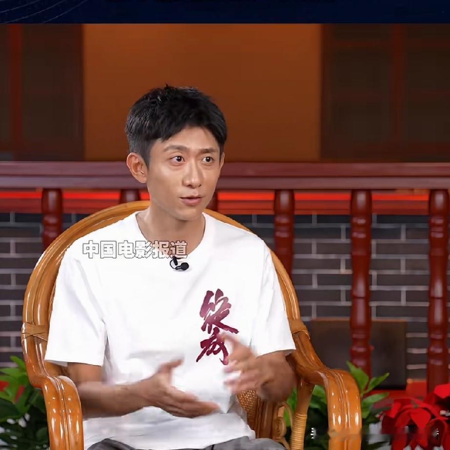 张一山在接受采访时说，自己一看到杨紫得奖的消息，就第一个联系她并祝贺她。作为同是