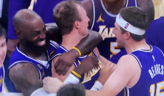 湖人绝杀，火箭也绝杀了，今天詹姆斯和杜兰特都不行啊，配角太抢镜了！刚刚结束的两