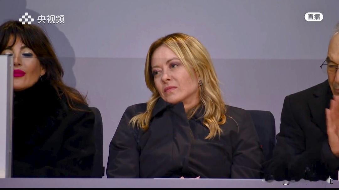 米兰冬奥开幕式上的梅洛尼。作为意大利总理，梅洛尼在看台上默默见证了开幕式的盛况