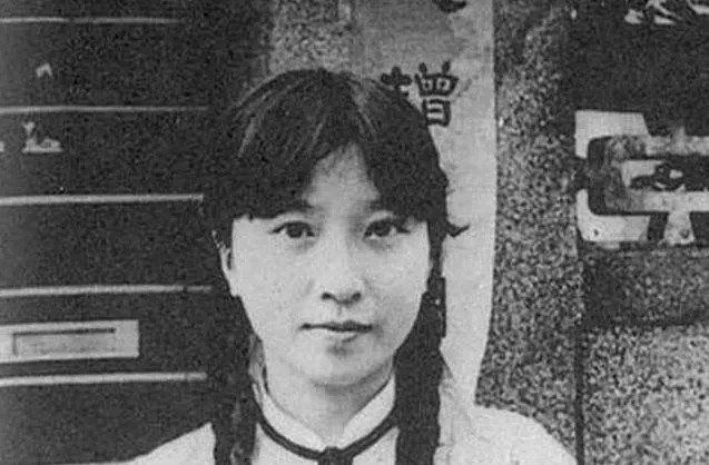 “民国女流氓”佘爱珍与汉奸吴四宝成婚不久，吴四宝就看上了当红歌女马三媛，把她金屋