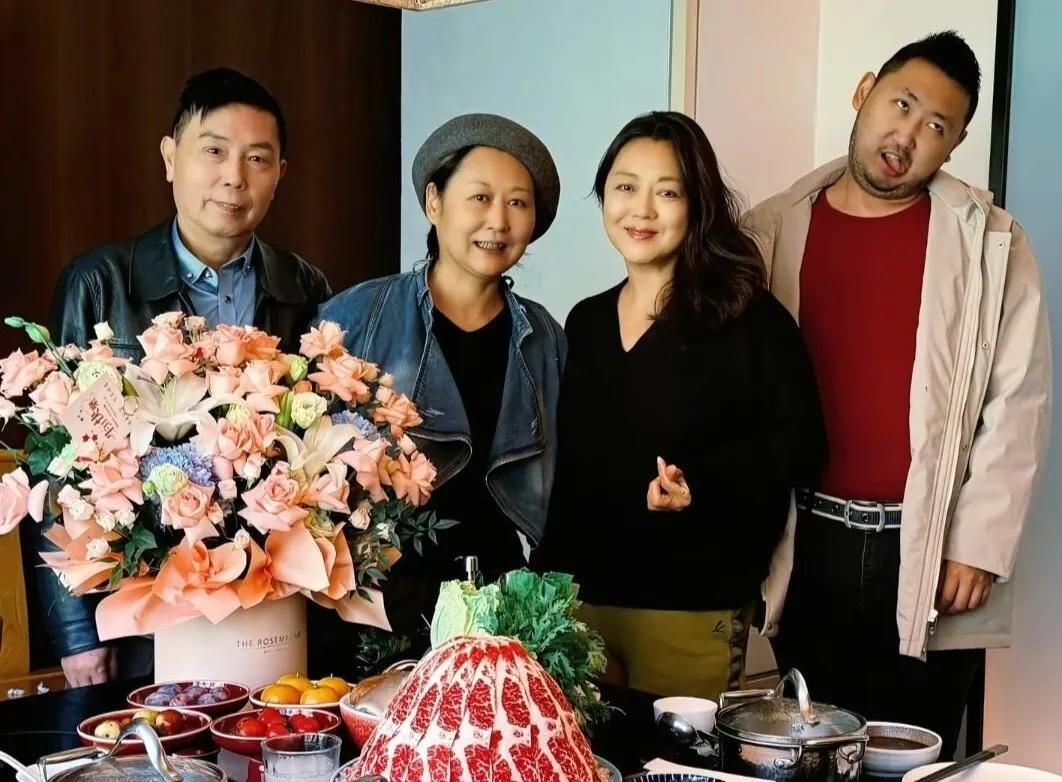 王茜华晒55岁生日照，姐姐、父母露面，一家人非常温馨。王茜华我非常喜欢的一位