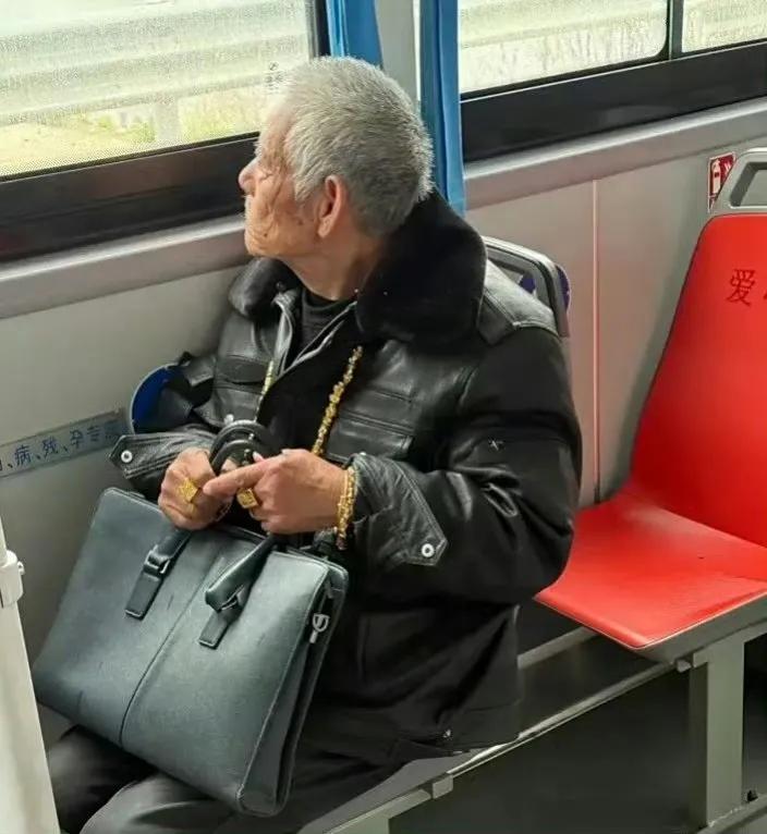 公交车上看到的大爷，这一身行头炫耀得我哑口无言！