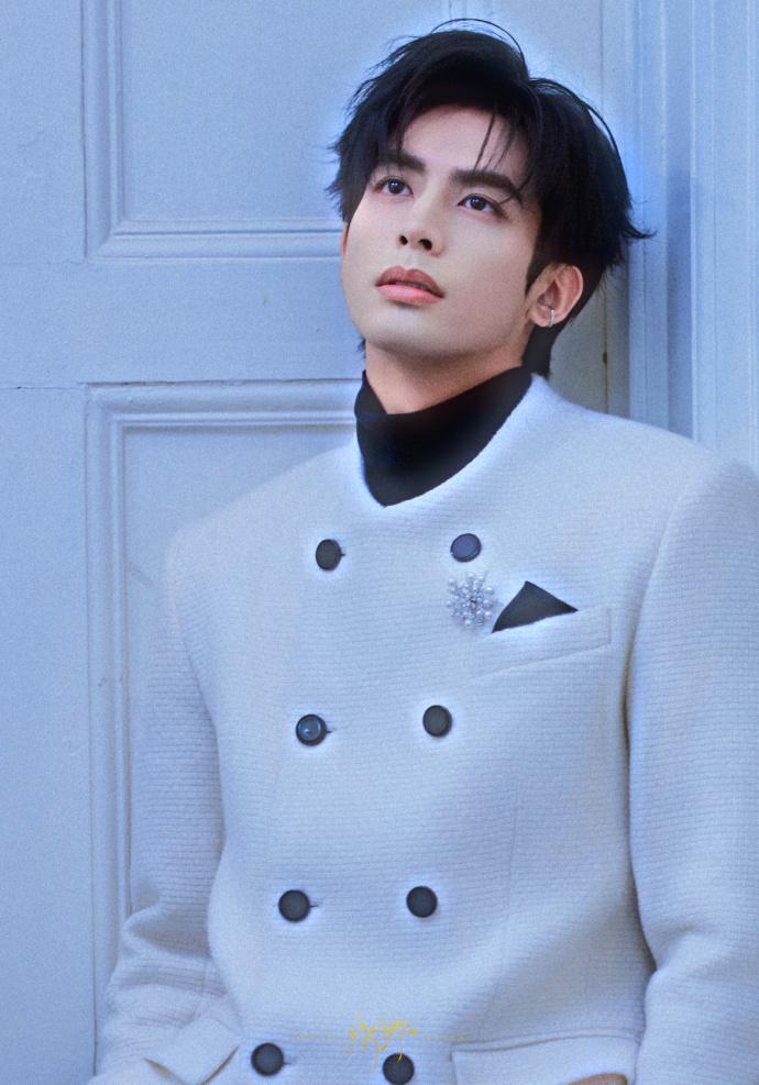 宋威龙参加娇兰的活动穿得和白马王子一样，王子的手有一点点颤抖​