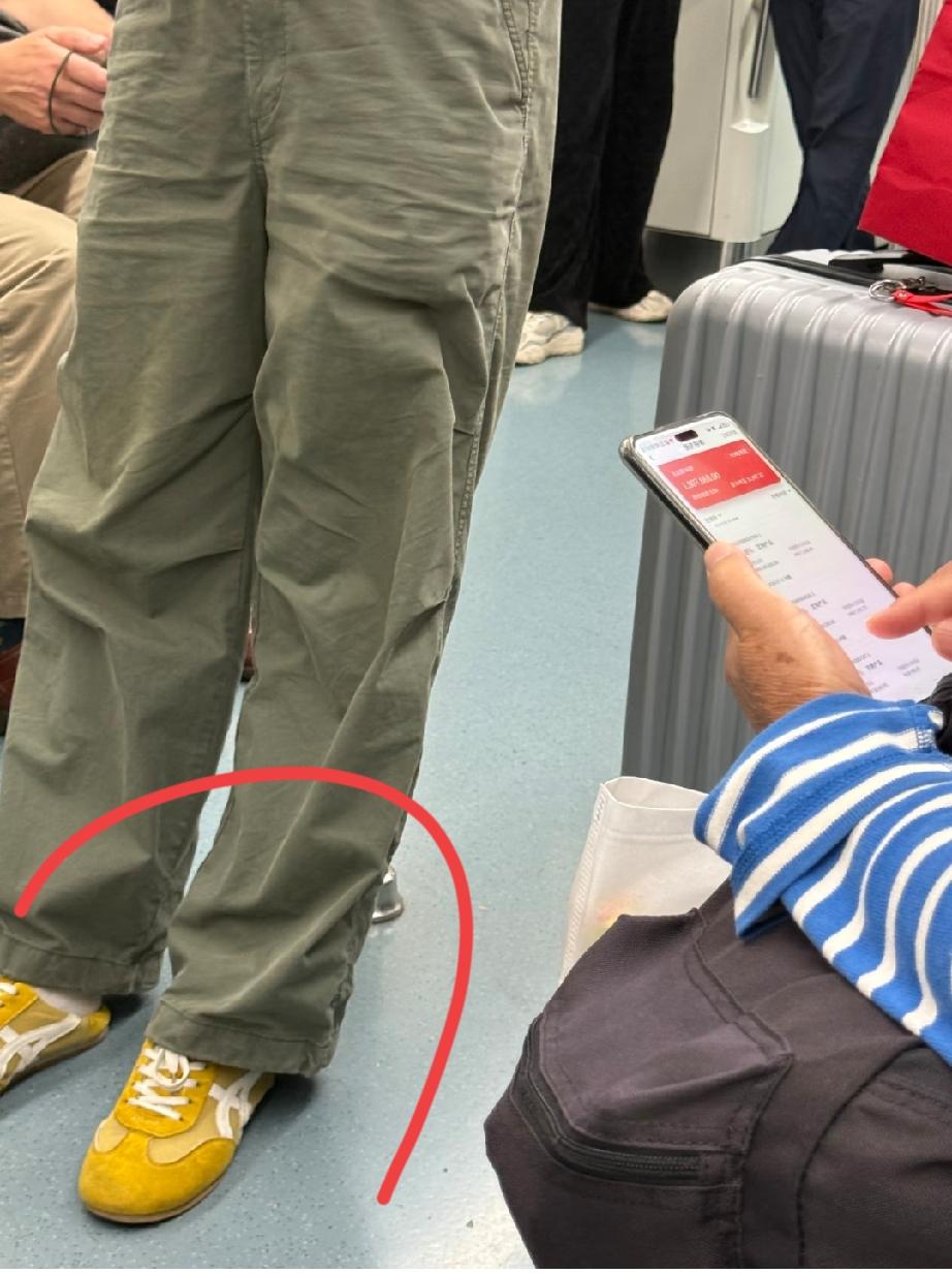 这鞋子多少钱啊？在哪里可以买到？贵不贵啊？太好看了吧！真的好喜欢啊，哪里可以买