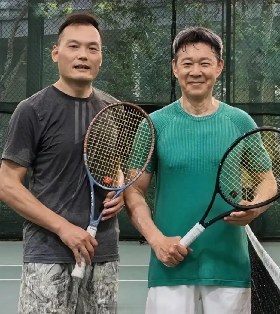 70岁张丰毅在体育馆打网球被偶遇，他穿着一身运动服，身材高大健硕，胸肌若隐若现，