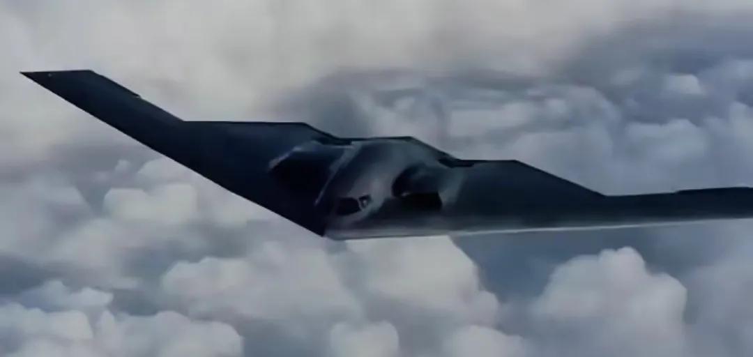 【B-21神话破灭？美国军工巨头的噩梦才刚开始】近期，备受瞩目的美国B-21