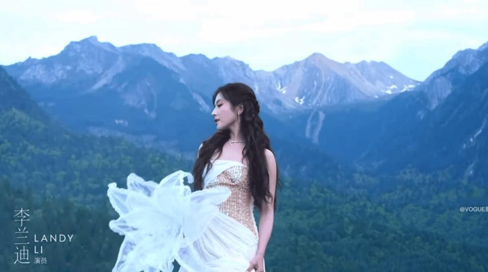 李兰迪美得好大气没有刻意的表情管理，却美得格外有感染力，李兰迪的气质温柔又大气