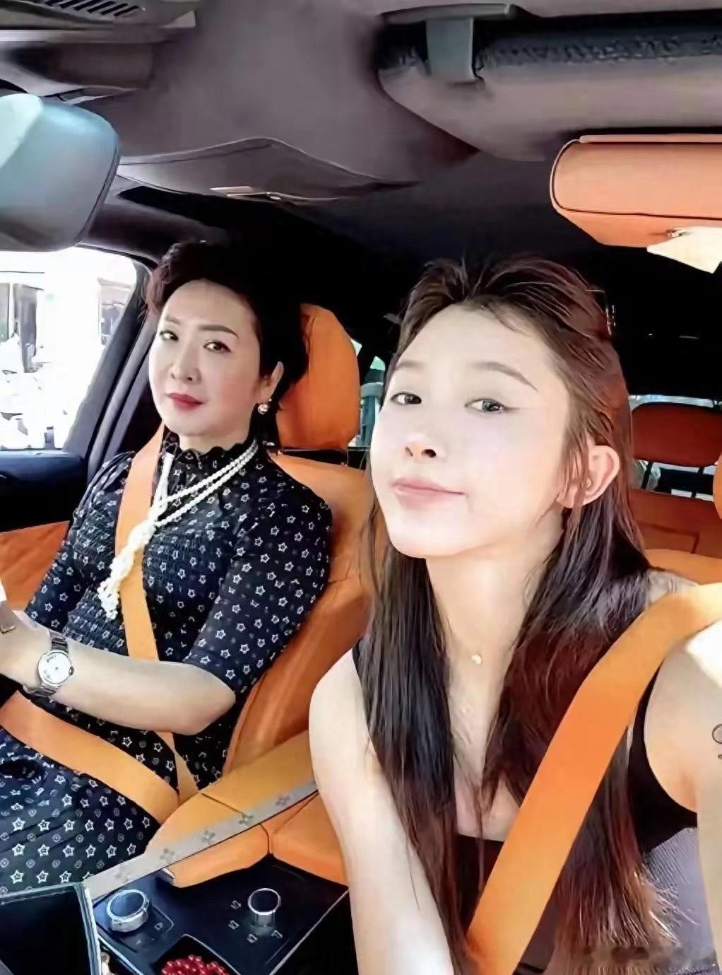 吴艳妮才是最早一批的王诗龄吧，妈妈有钱才能养出这么自信满满的女儿吧，她妈妈长相大