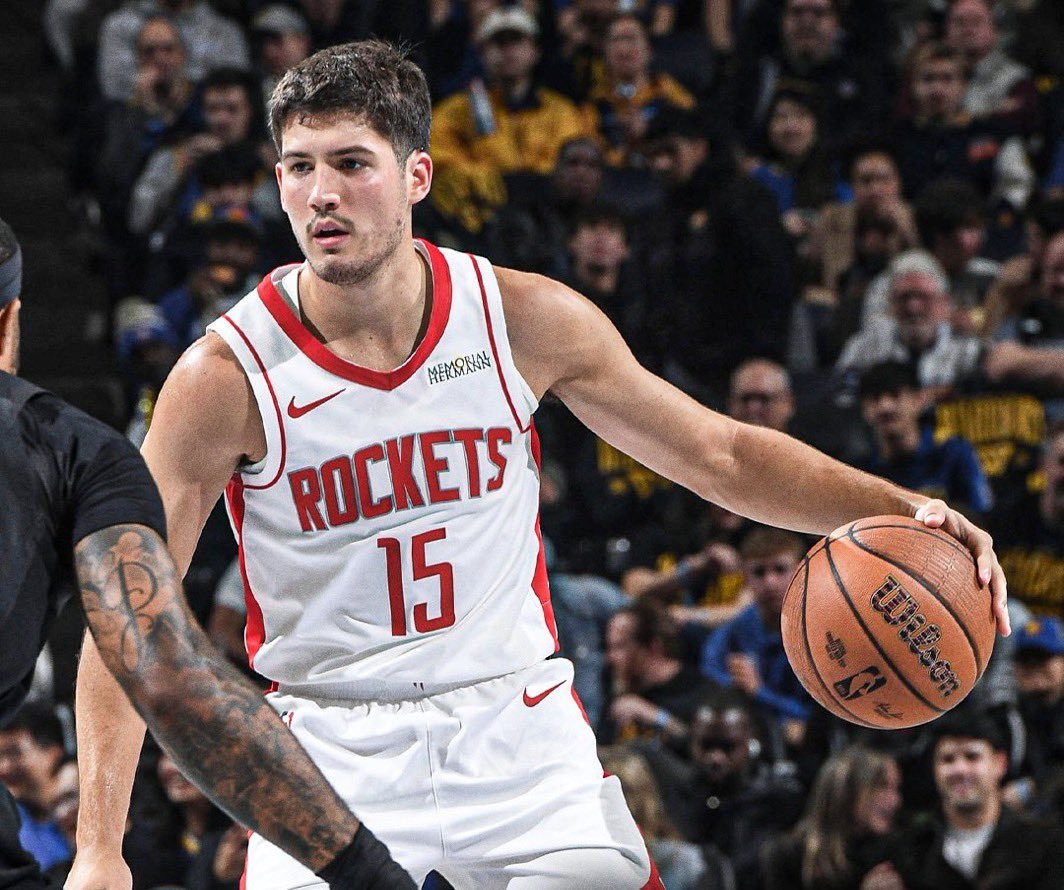 过去三场比赛谢泼德的场均表现：21.7分4.7助攻3.3篮板2抢断...