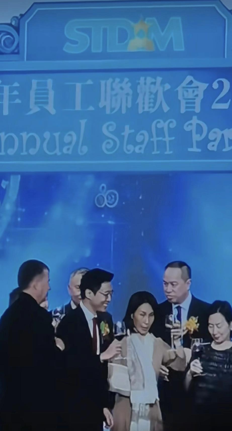 何超琼与何超凤好厉害，把霍启山比下去了！近日，何超琼携亲妹妹何超凤一起现身中