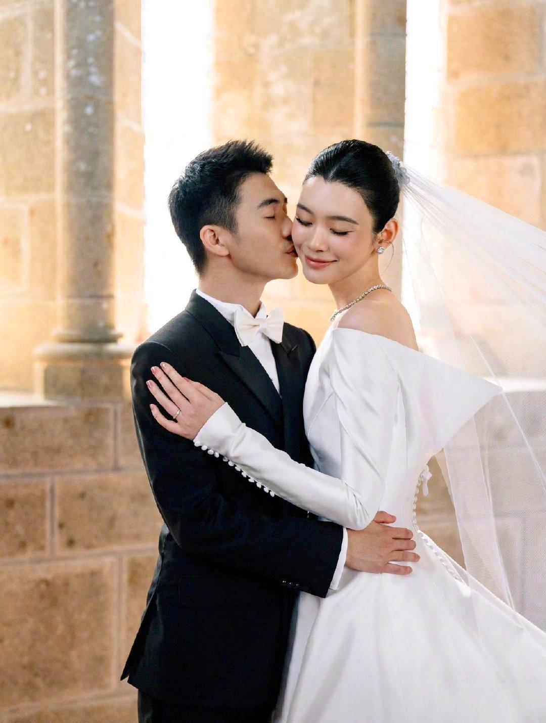 奚梦瑶、何猷君的婚礼在法国举行，现场二人的甜蜜婚纱照曝光。在法国诺曼
