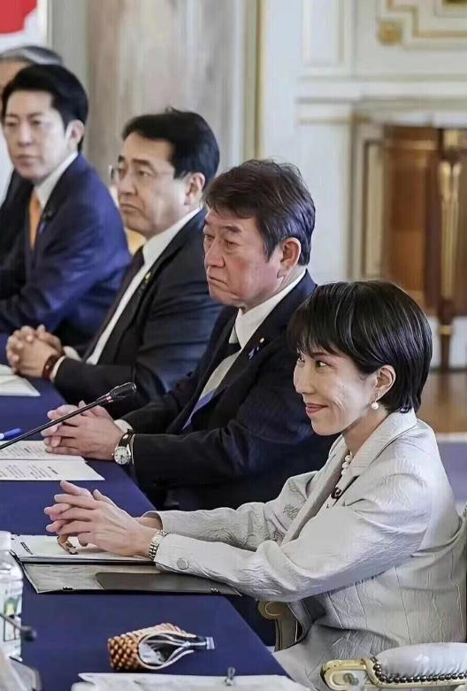 太尴尬了，得罪了中方后，高市早苗两次求见朝方，结果等到朝鲜一句：要千百倍讨回日寇