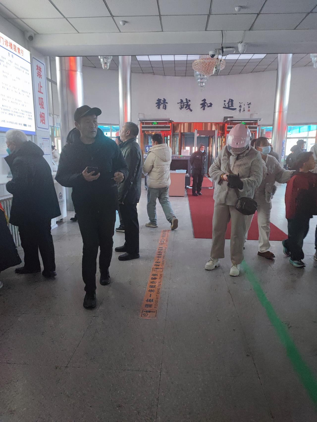 今天在医院等报告单，短短几个小时，感慨颇多。一个四十多岁的中年男人，从C