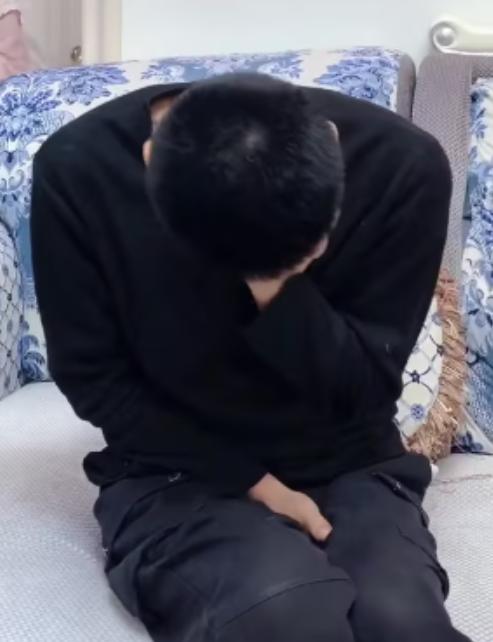 “不长记性！”男子出狱8个月就被一名女子看上了，女子邀请他去家里坐坐。两人情到浓