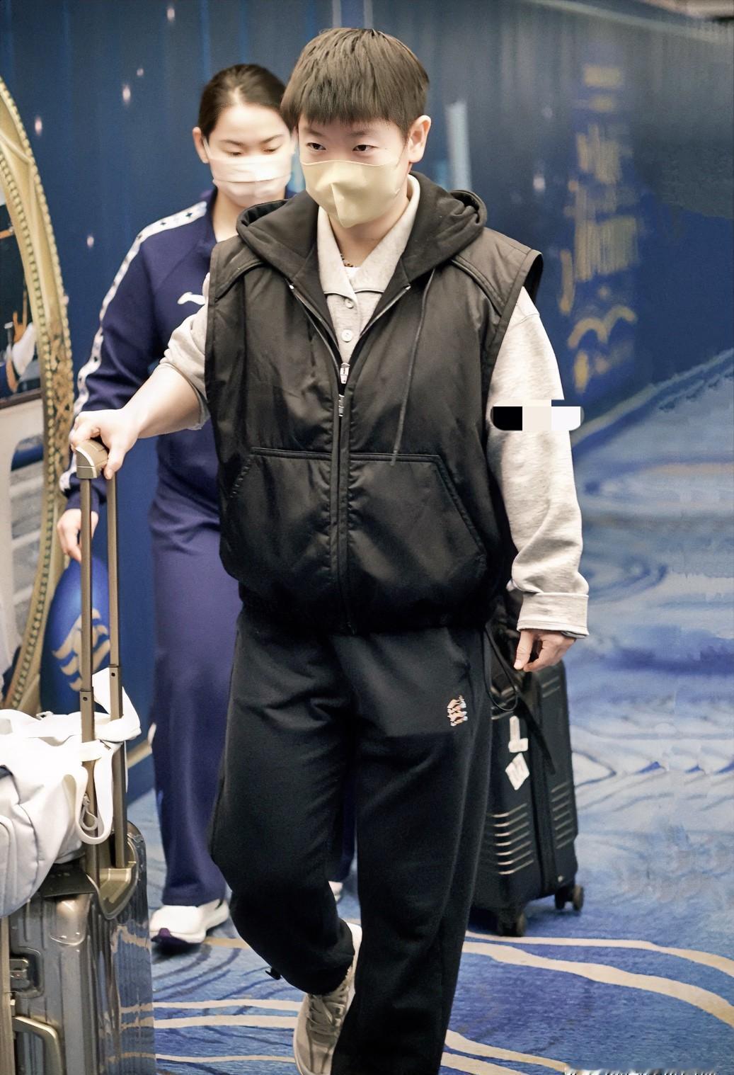 孙颖莎在机场公开“造反”了。你印象里顶尖运动员的“私服”什么样？大概率是运动